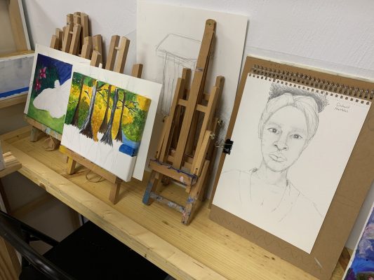 Our art studio offers art lessons for kids and adults all ages. An art classes are available for beginner, intermediate and advanced students. We teach painting, drawing, sketching, composition and fluid art.